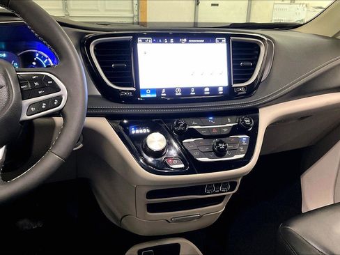 Used 2023 Chrysler Pacifica Touring-L image 6