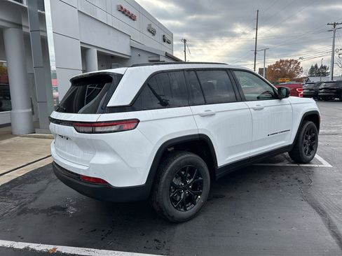 New 2025 Jeep Grand Cherokee 4WD image 2