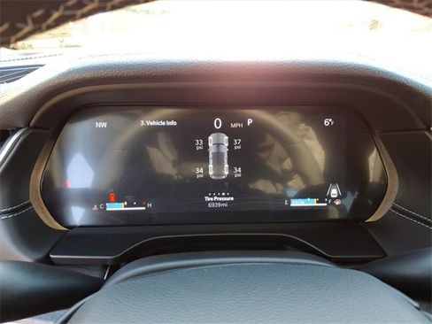 Used 2025 Jeep Grand Cherokee Limited w/ Luxury Tech Group II image 17