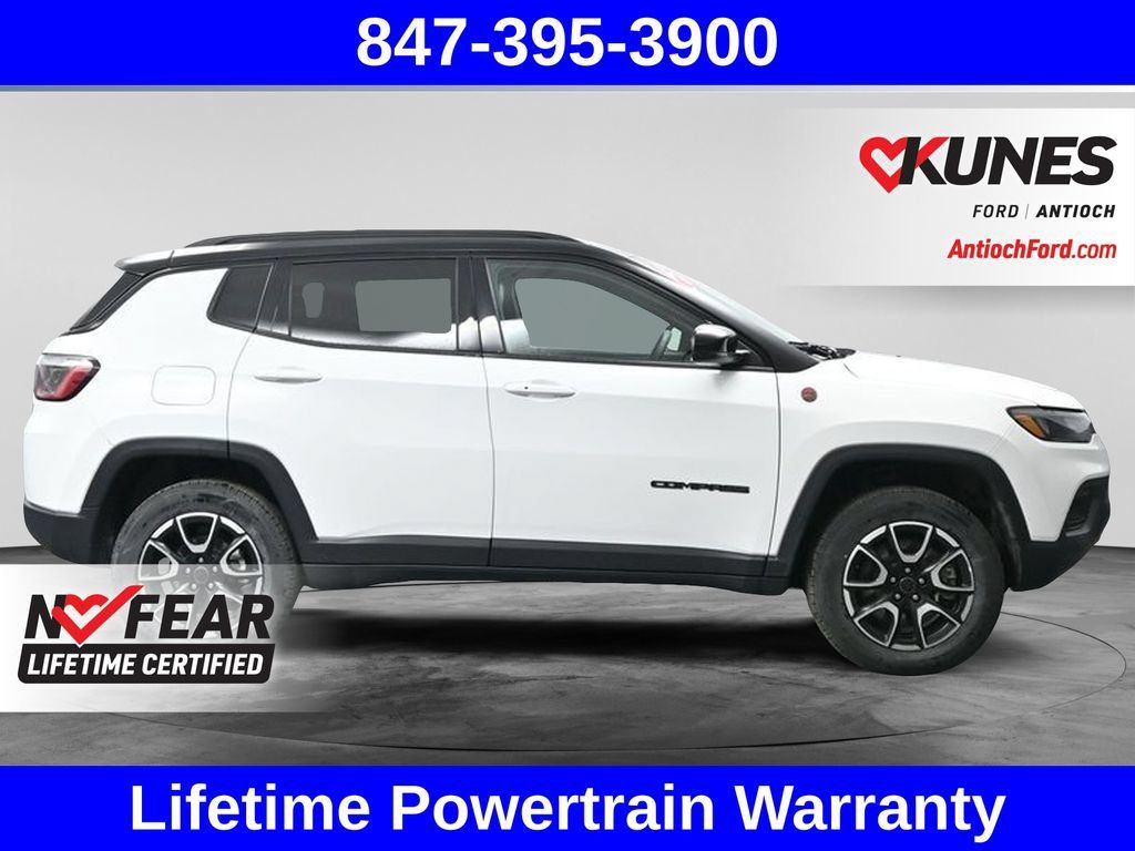 Used 2025 Jeep Compass Trailhawk AWD/4WD image 2