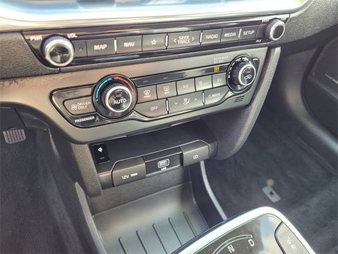 Used 2022 Kia Niro EX Premium image 16