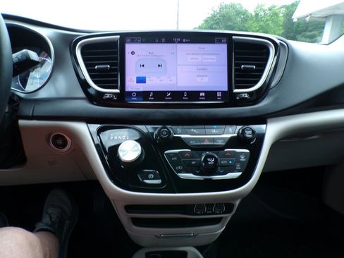Used 2023 Chrysler Pacifica Touring-L FWD image 22