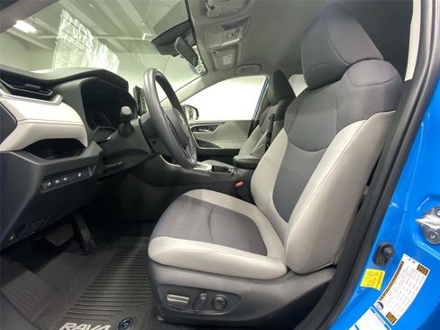 Used 2020 Toyota RAV4 XLE w/ XLE Grade Weather Package AWD/4WD image 17