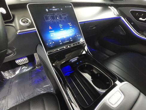 Used 2024 Mercedes-Benz S 500 4MATIC w/ AMG Line image 15