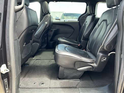 Used 2025 Chrysler Pacifica Limited FWD image 15