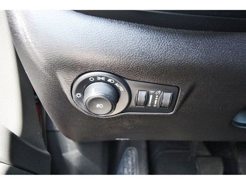 Used 2023 Jeep Compass Latitude AWD/4WD image 17