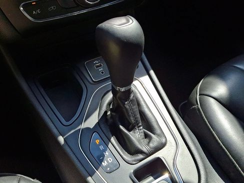 Used 2019 Jeep Cherokee Latitude Plus FWD image 20