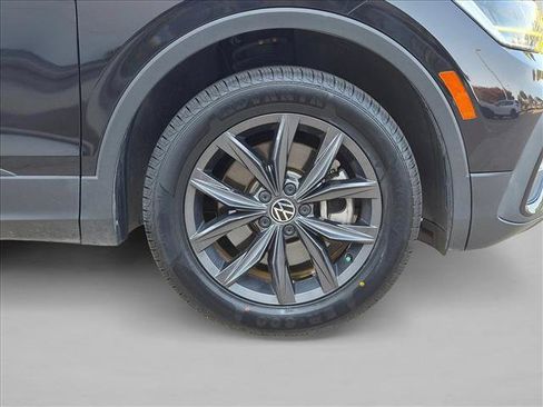 Used 2022 Volkswagen Tiguan SE w/ Panoramic Sunroof Package FWD image 25
