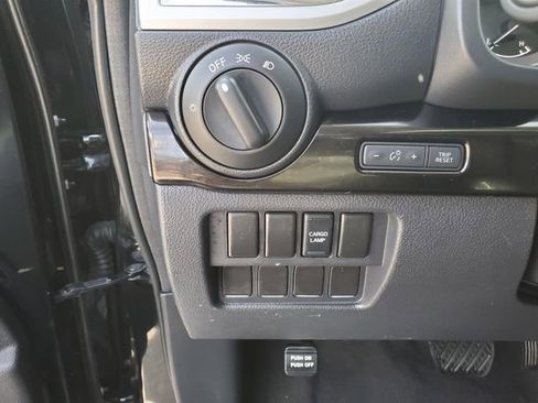 Used 2017 Nissan Titan SV image 16