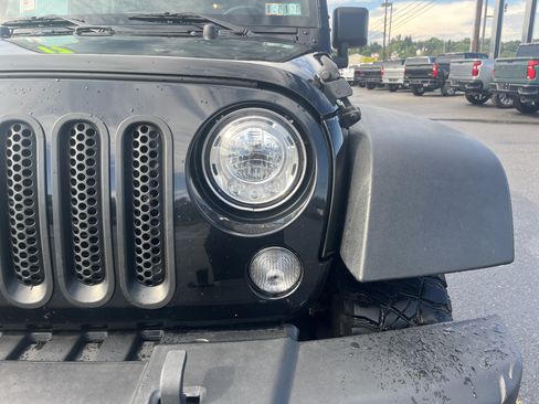 Used 2017 Jeep Wrangler Unlimited Rubicon w/ Connectivity Group AWD/4WD image 11