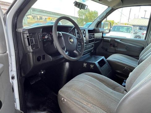 Used 2010 Chevrolet Express 1500 image 9