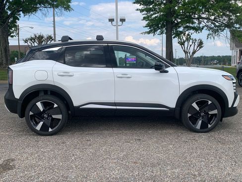 New 2026 Nissan Kicks SR w/ Cold Weather Package FWD image 2