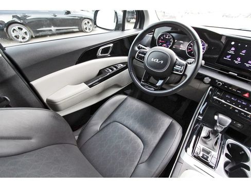 Certified 2024 Kia Carnival EX FWD image 9