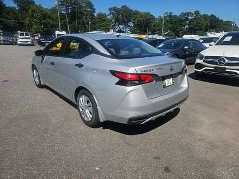 Used 2021 Nissan Versa S FWD image 3