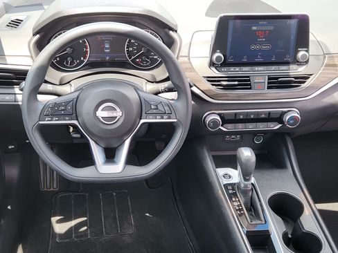 Used 2025 Nissan Altima 2.5 SV FWD image 26