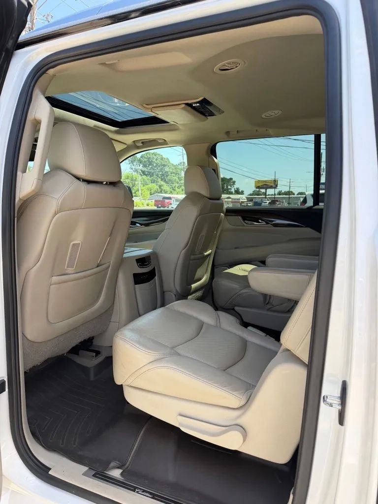 Used 2020 Cadillac Escalade ESV Premium Luxury AWD/4WD image 10