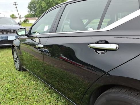 Used 2025 Nissan Altima 2.5 SV FWD image 11