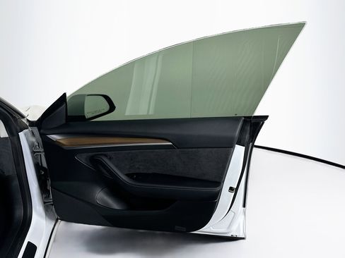 Used 2023 Tesla Model 3 Standard Range image 32