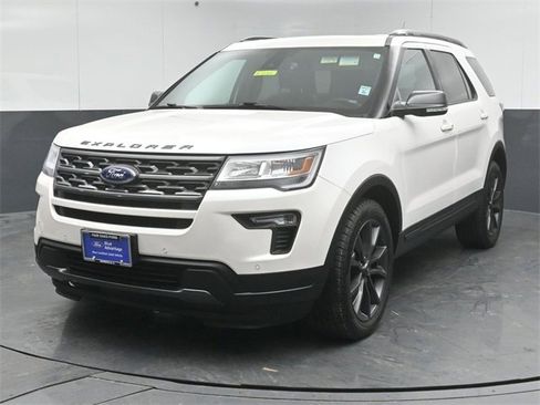 Certified 2018 Ford Explorer XLT w/ Equipment Group 202A image 3