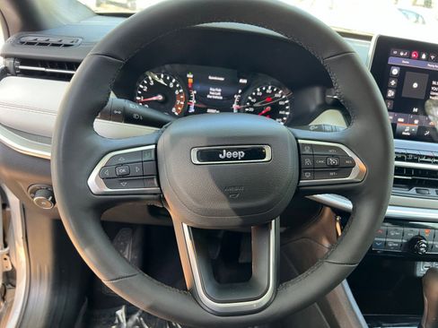 Used 2025 Jeep Compass Limited image 29