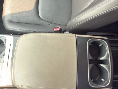 Used 2025 Kia Carnival FWD image 20