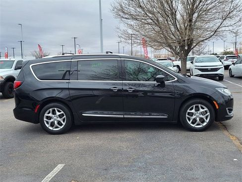 Used 2019 Chrysler Pacifica Touring-L w/ Advanced Safetytec Group image 2