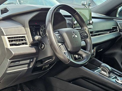 Used 2022 Mitsubishi Outlander SE image 2