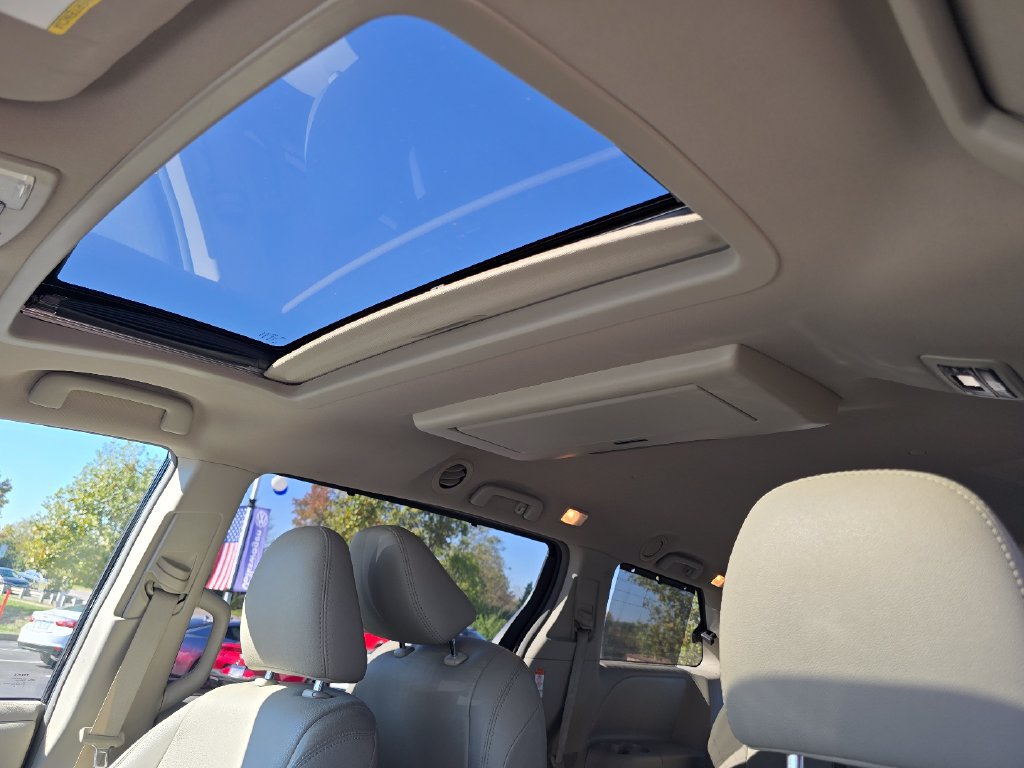 Used 2017 Toyota Sienna XLE Premium AWD/4WD image 2