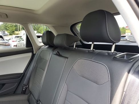 Certified 2025 Volkswagen Taos SE w/ Panoramic Sunroof Package FWD image 15