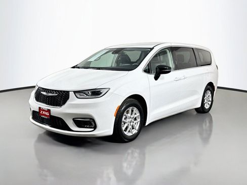 Used 2024 Chrysler Pacifica Touring-L FWD image 1