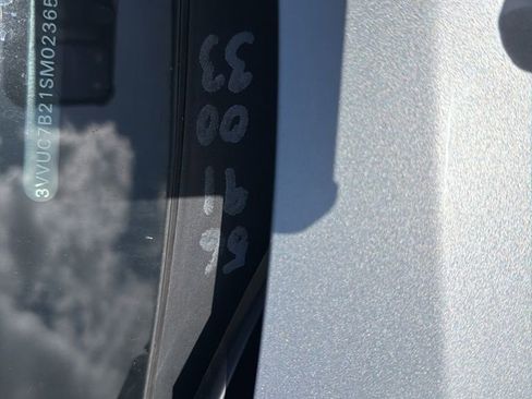 Used 2025 Volkswagen Taos SE AWD/4WD image 8