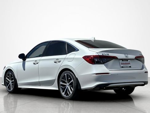 Used 2022 Honda Civic Touring image 3