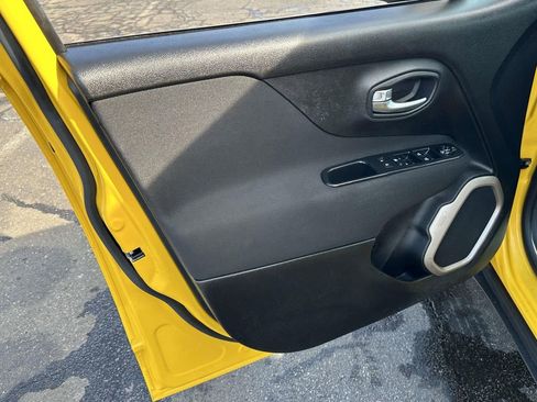 Used 2017 Jeep Renegade Latitude w/ Cold Weather Group image 16