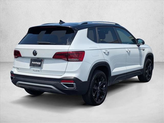 Used 2024 Volkswagen Taos SE w/ Panoramic Sunroof Package FWD image 5