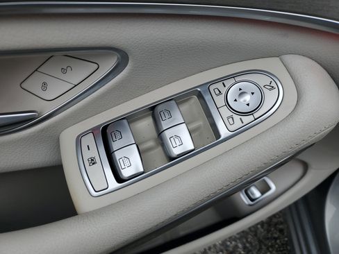 Used 2015 Mercedes-Benz S 550 Sedan image 31