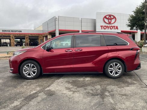 Used 2023 Toyota Sienna XSE w/ XSE Plus Package AWD/4WD image 6