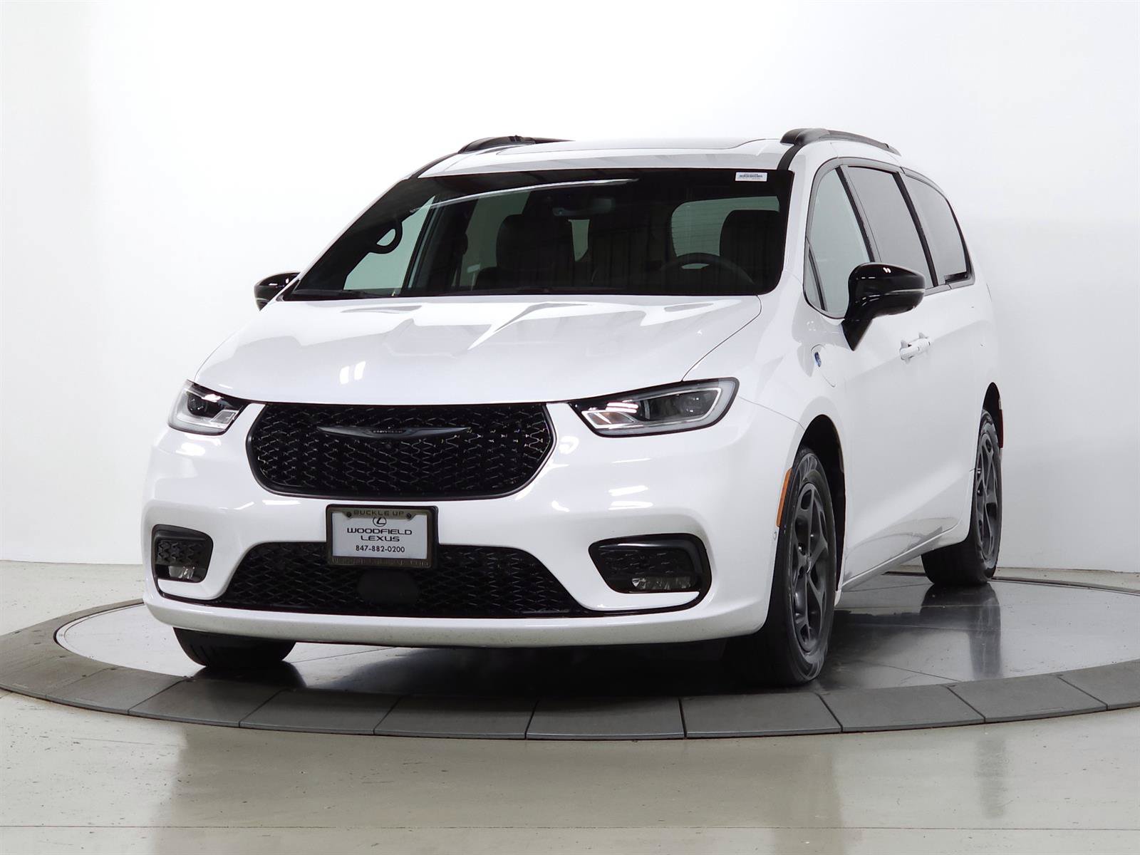 Used 2024 Chrysler Pacifica Premium FWD image 3