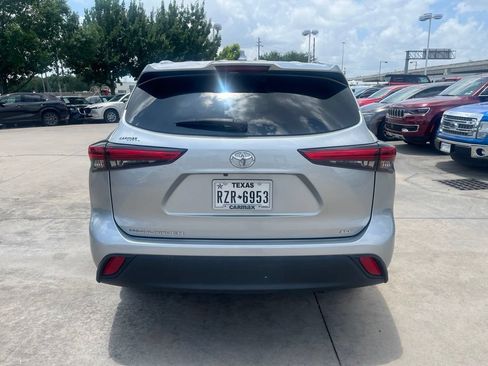 Used 2021 Toyota Highlander XLE FWD image 4