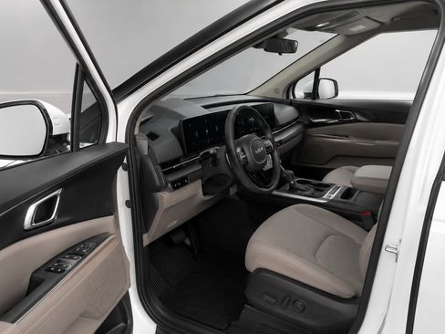Used 2025 Kia Carnival FWD image 11