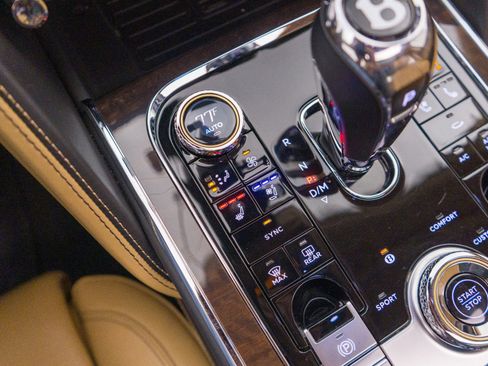 Used 2023 Bentley Flying Spur Plug-In Hybrid image 30