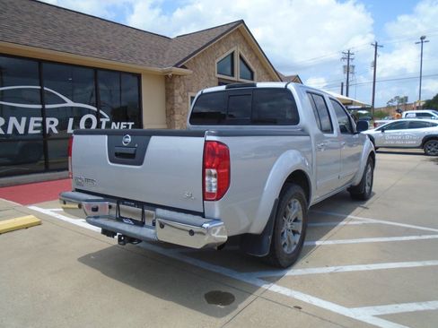 Used 2014 Nissan Frontier SL RWD image 8
