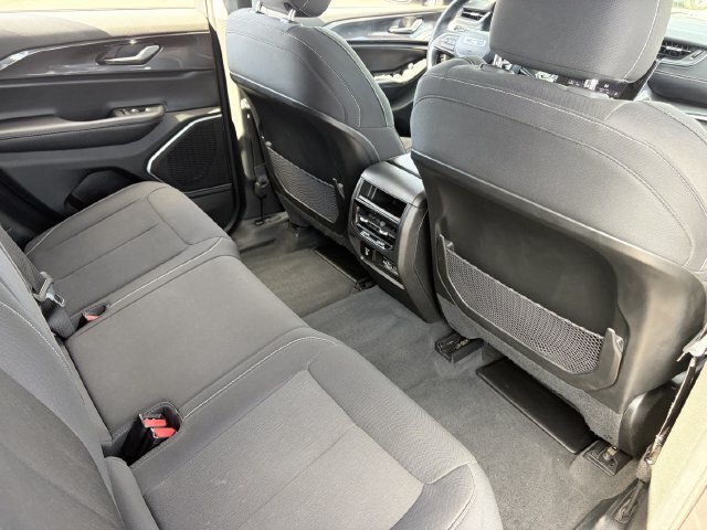 Used 2022 Jeep Grand Cherokee Laredo w/ Luxury Tech Group I AWD/4WD image 15