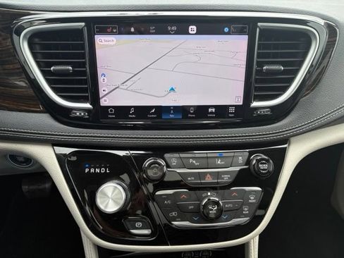 Used 2023 Chrysler Pacifica Limited FWD image 32