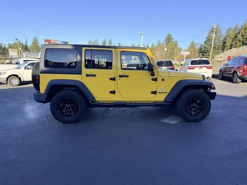Used 2015 Jeep Wrangler Unlimited Sahara w/ Connectivity Group image 6