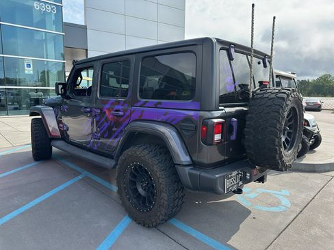 Used 2019 Jeep Wrangler Unlimited Sahara AWD/4WD image 5