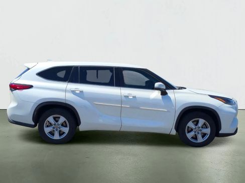 Used 2021 Toyota Highlander LE FWD image 7