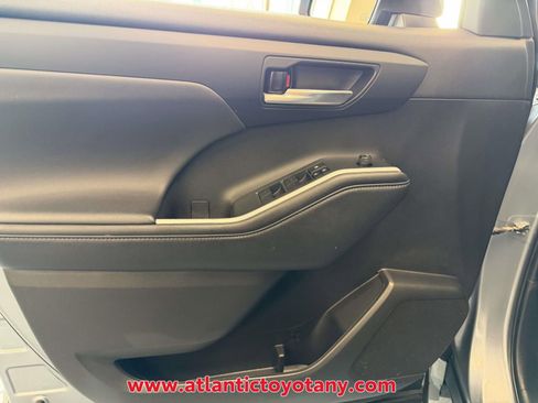 Used 2022 Toyota Highlander XLE image 18