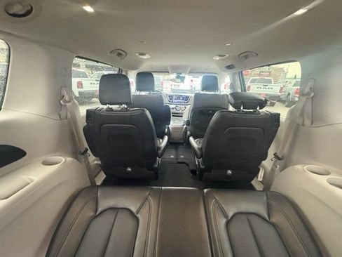 Certified 2024 Chrysler Pacifica Touring-L image 27