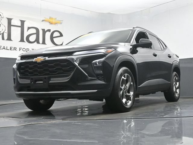 Used 2025 Chevrolet Trax LT FWD image 4