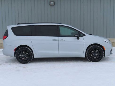 New 2026 Chrysler Pacifica Select image 2